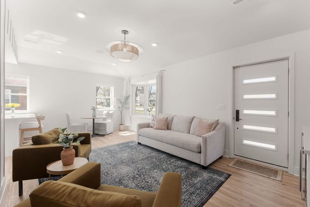 612 Kenwood Avenue, Libertyville, IL 60048