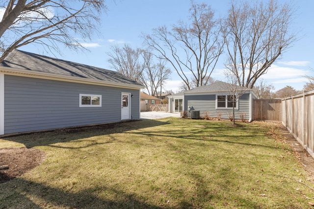 612 Kenwood Avenue, Libertyville, IL 60048