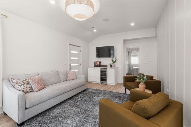 612 Kenwood Avenue, Libertyville, IL 60048