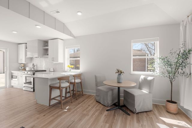 612 Kenwood Avenue, Libertyville, IL 60048