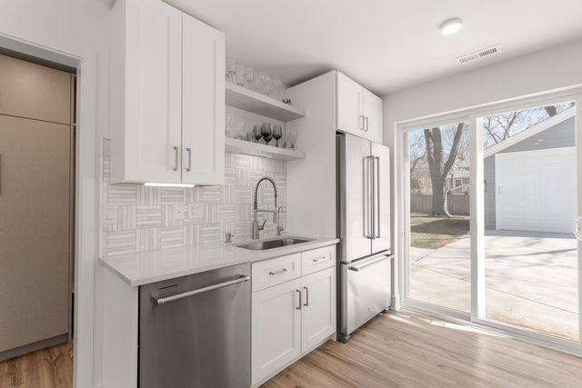 612 Kenwood Avenue, Libertyville, IL 60048