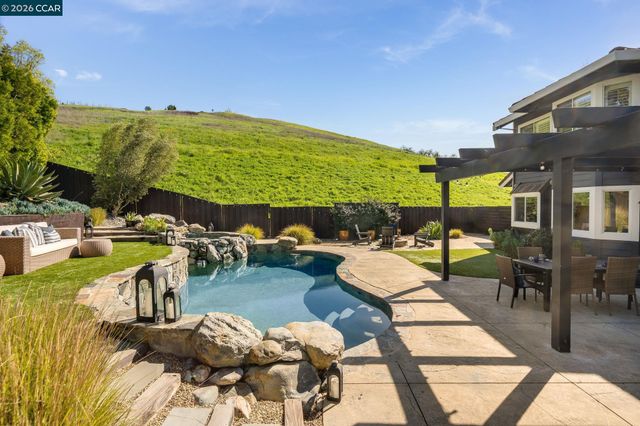 92 Hillview Dr, Danville, CA 94506