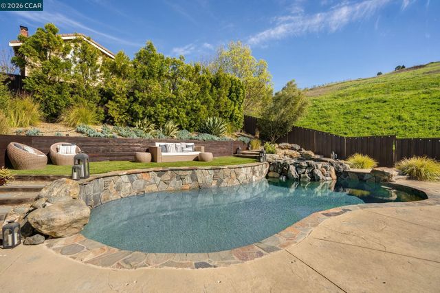 92 Hillview Dr, Danville, CA 94506