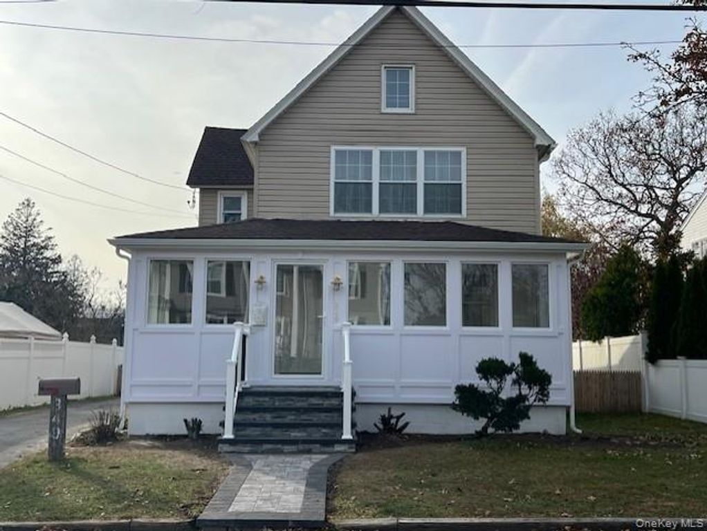 349 N 4th Street, Lindenhurst, NY 11757