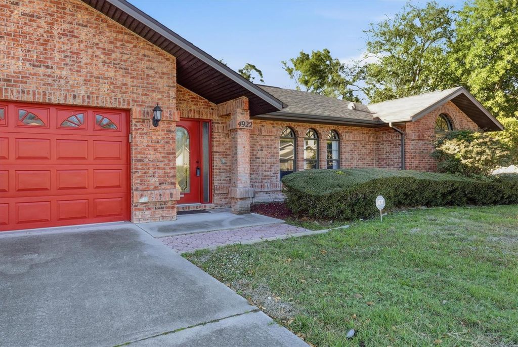 Image 4 of property listing at 4922 29TH LN E, Bradenton, FL 34203