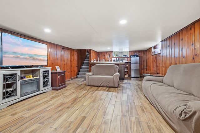 7021 S Cregier Avenue, Chicago, IL 60649