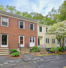 715 Fox Hollow Way, Manchester, NH 03104