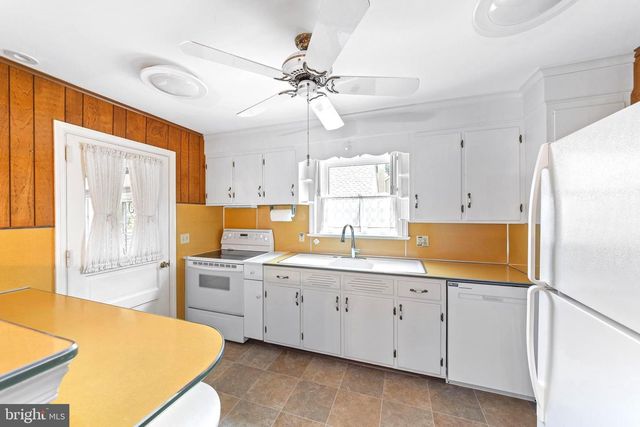 121 OAK DR, Lansdale, PA 19446