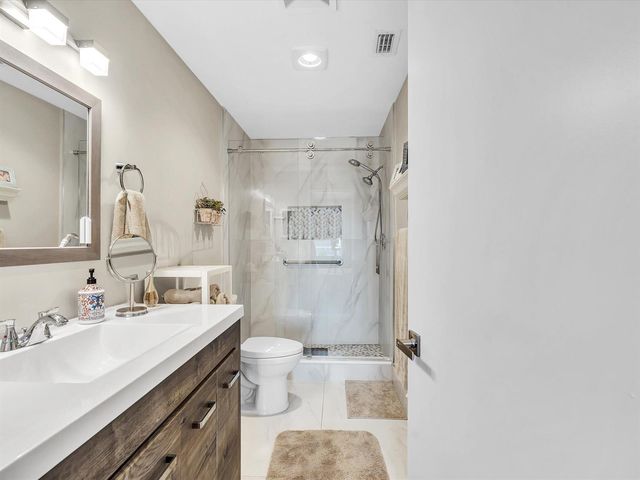 10215 N Circle Lake Drive 201, Boynton Beach, FL 33437