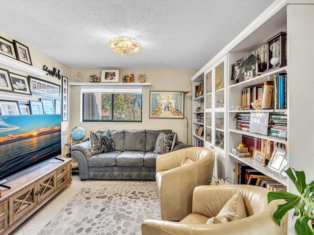 10215 N Circle Lake Drive 201, Boynton Beach, FL 33437