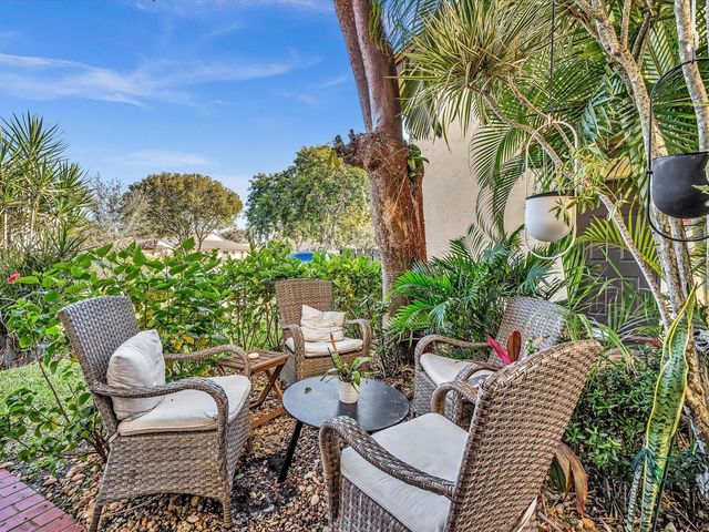 10215 N Circle Lake Drive 201, Boynton Beach, FL 33437