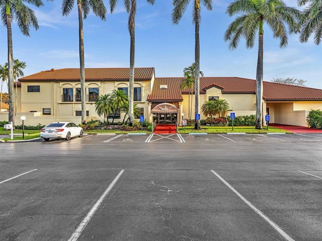 10215 N Circle Lake Drive 201, Boynton Beach, FL 33437