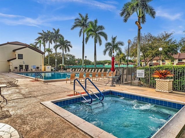 10215 N Circle Lake Drive 201, Boynton Beach, FL 33437