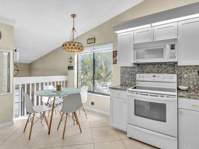 10215 N Circle Lake Drive 201, Boynton Beach, FL 33437