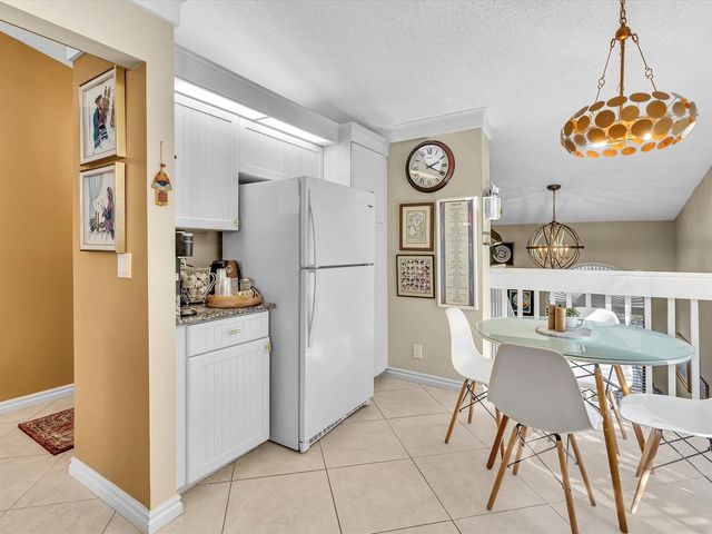 10215 N Circle Lake Drive 201, Boynton Beach, FL 33437