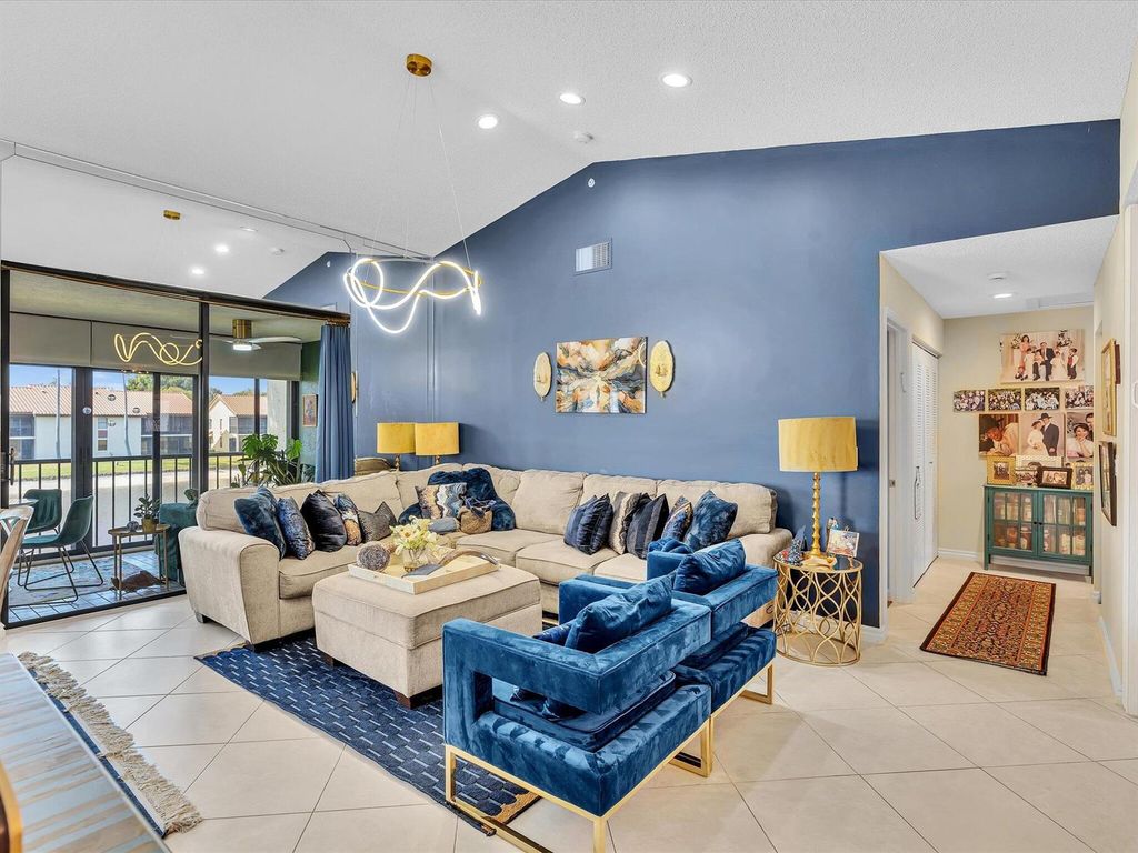 10215 N Circle Lake Drive 201, Boynton Beach, FL 33437