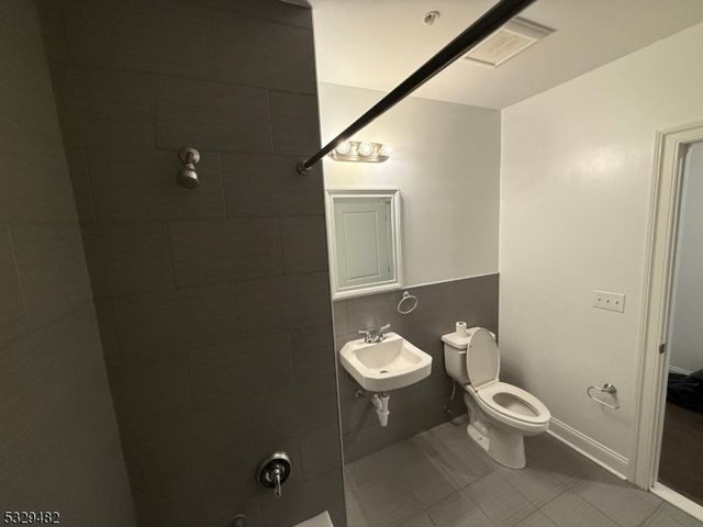90 Clinton Ave 204, Newark City, NJ 07114