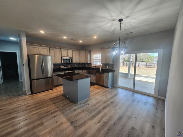 129 Amanda Dr, Byron, GA 31008