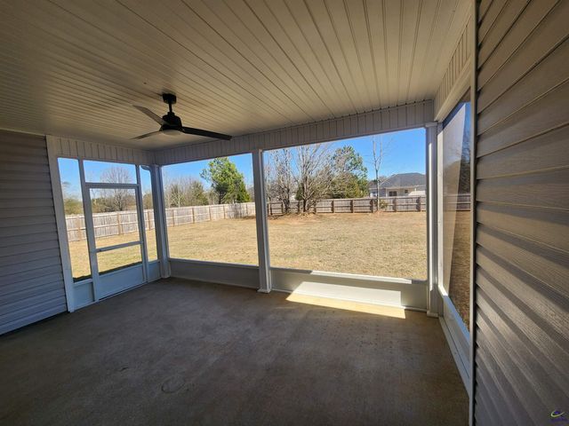 129 Amanda Dr, Byron, GA 31008