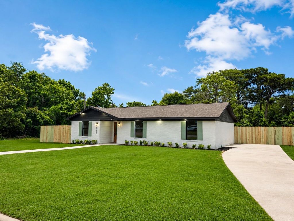 1313 Cos Street, Liberty, TX 77575