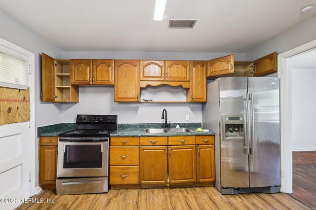 7859 DENHAM Road W, Jacksonville, FL 32208