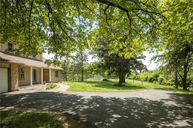 1712 S La Frenz Road, Liberty, MO 64068