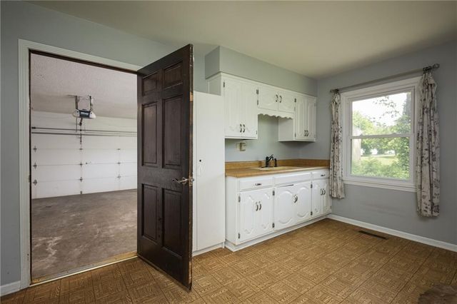 1712 S La Frenz Road, Liberty, MO 64068