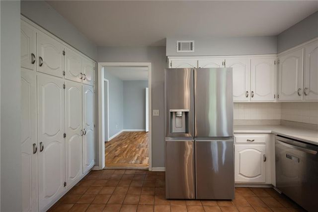 1712 S La Frenz Road, Liberty, MO 64068