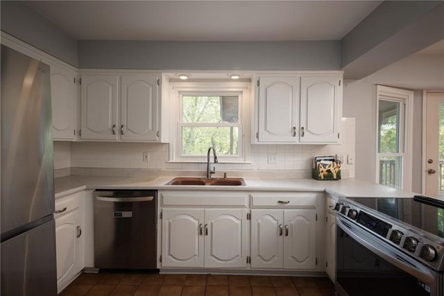1712 S La Frenz Road, Liberty, MO 64068