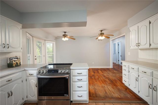 1712 S La Frenz Road, Liberty, MO 64068