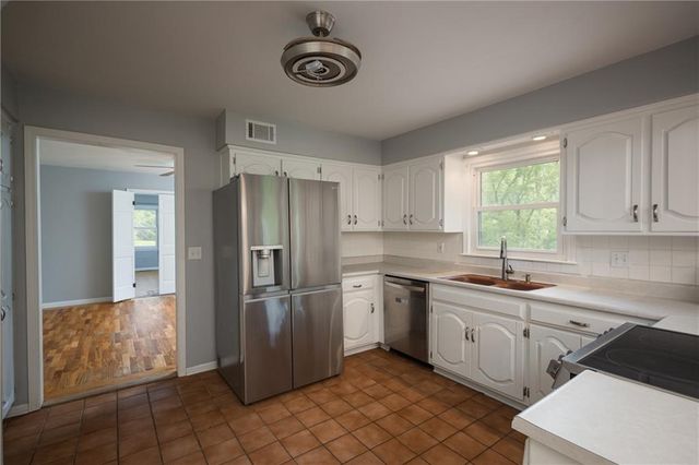 1712 S La Frenz Road, Liberty, MO 64068