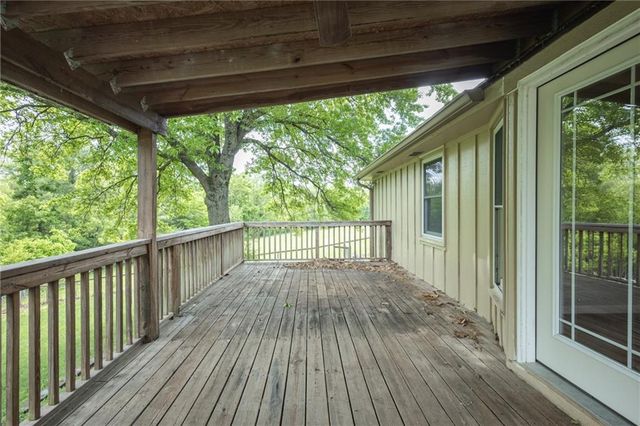 1712 S La Frenz Road, Liberty, MO 64068