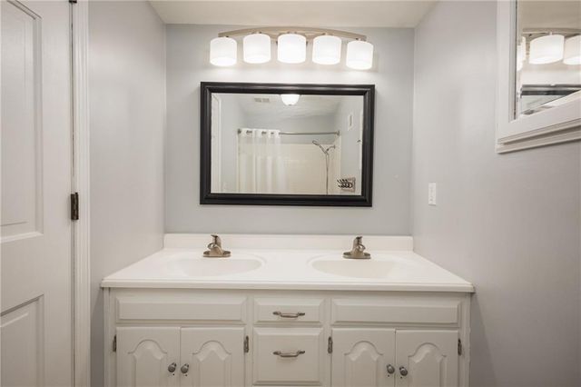1712 S La Frenz Road, Liberty, MO 64068