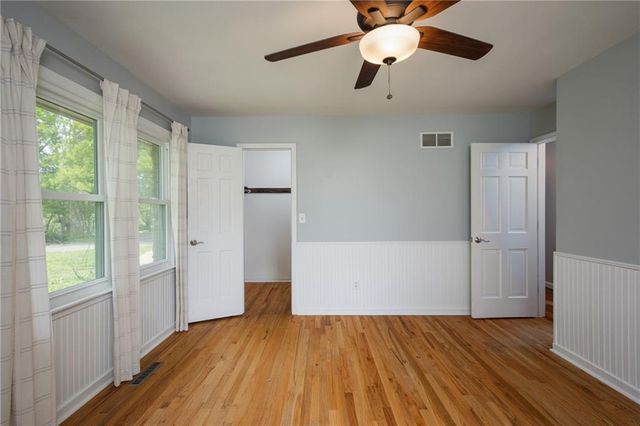 1712 S La Frenz Road, Liberty, MO 64068