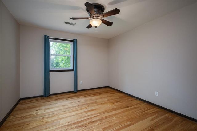 1712 S La Frenz Road, Liberty, MO 64068