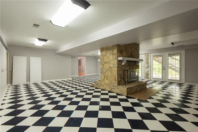 1712 S La Frenz Road, Liberty, MO 64068