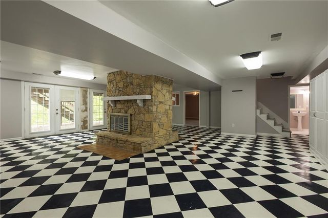 1712 S La Frenz Road, Liberty, MO 64068