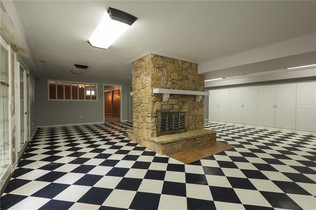 1712 S La Frenz Road, Liberty, MO 64068