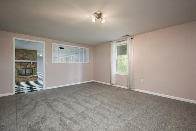 1712 S La Frenz Road, Liberty, MO 64068
