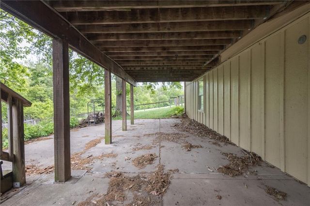 1712 S La Frenz Road, Liberty, MO 64068