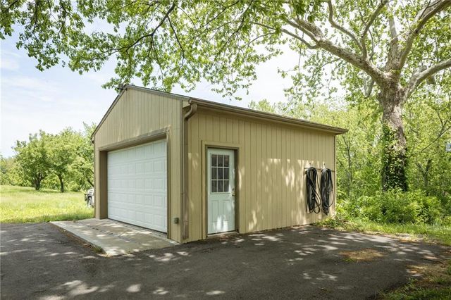 1712 S La Frenz Road, Liberty, MO 64068