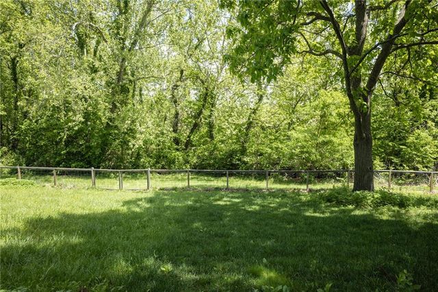 1712 S La Frenz Road, Liberty, MO 64068