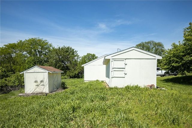 1712 S La Frenz Road, Liberty, MO 64068
