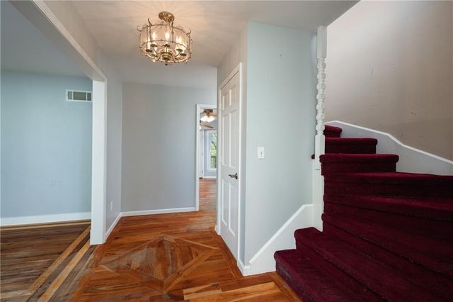 1712 S La Frenz Road, Liberty, MO 64068