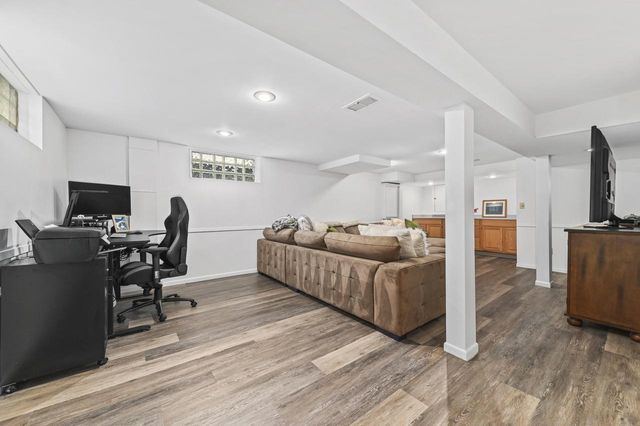 5832 N Kent AVENUE, Whitefish Bay, WI 53217