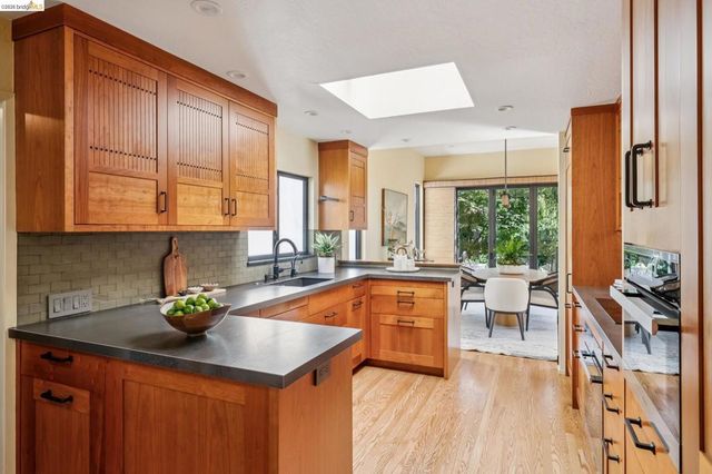 576 Vistamont Ave, Berkeley, CA 94708