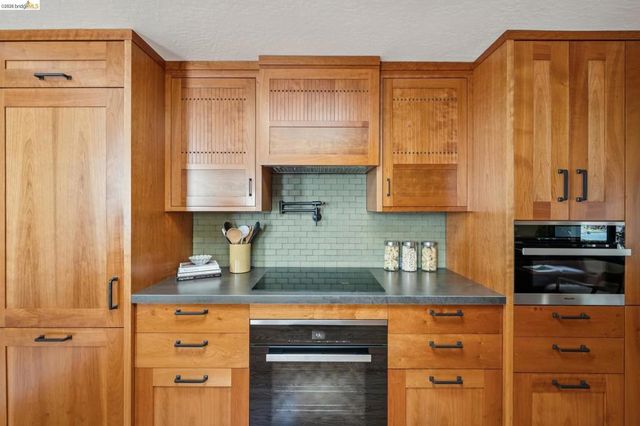 576 Vistamont Ave, Berkeley, CA 94708