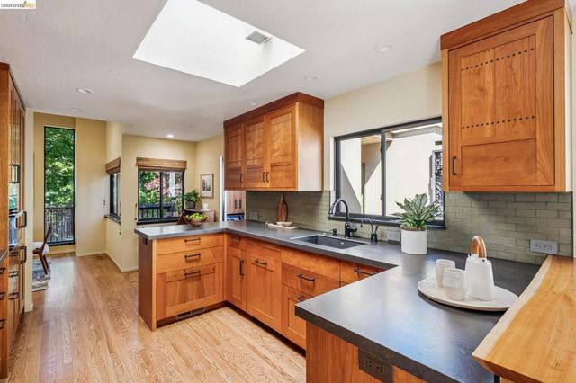 576 Vistamont Ave, Berkeley, CA 94708