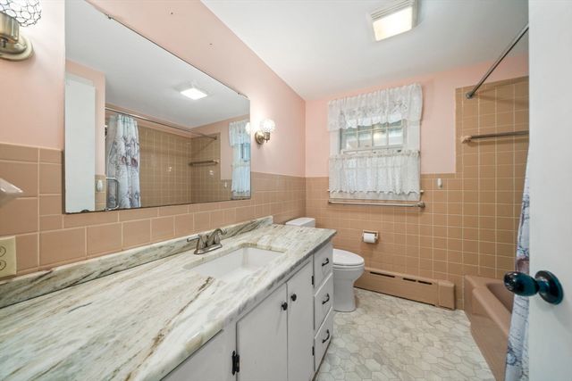 42 Old Barnstable Rd, Falmouth, MA 02536