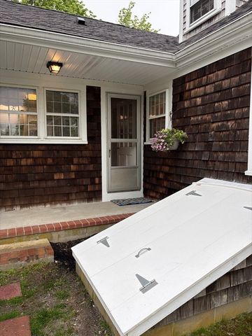 42 Old Barnstable Rd, Falmouth, MA 02536